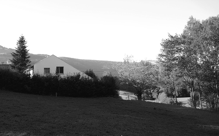 maison saint nizier sous la neige coté jardin