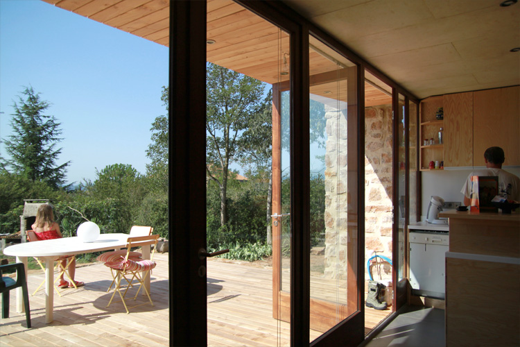 maison vinezac cheminée béton