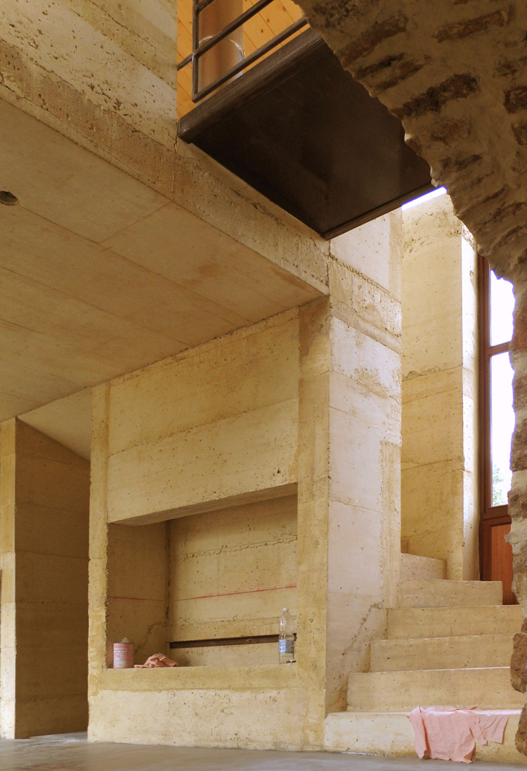 maison vinezac cheminée béton