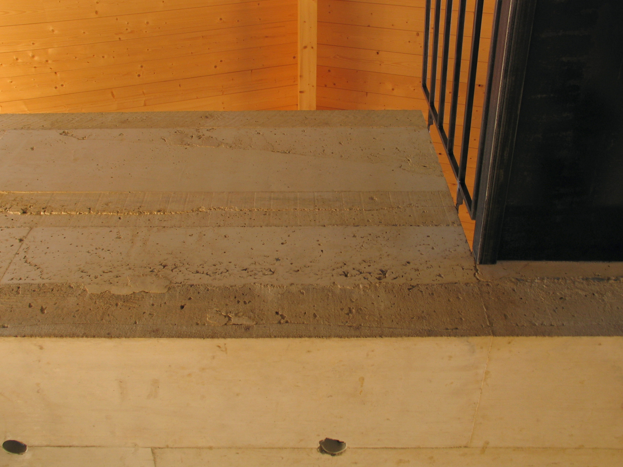 maison vinezac béton brut et passerelle acier