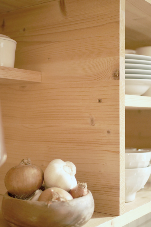 meuble design épuré casier bois pot en verre
